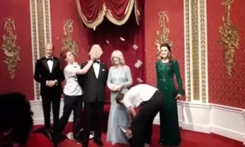 Ativistas jogam torta em estátua de cera do rei Charles III no museu Madame Tussauds