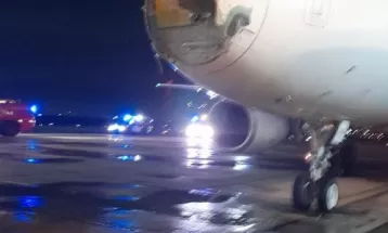 'Já estava me despedindo da minha filha': passageira relata pânico em avião que teve 'bico' destruído por tempestade