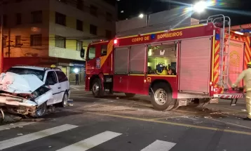 Duas pessoas ficam gravemente feridas em acidente envolvendo carro e caminhão de coleta de lixo, em Curitiba