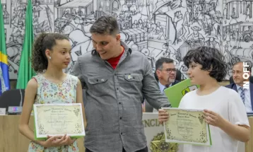 Crianças que ganharam concurso da Nasa são homenageadas por vereadores no Paraná: 'Minha ficha não caiu ainda'