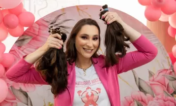 Recupera do câncer de mama, jovem incentiva mulheres a doar cabelo: 'Decidi que eu poderia ajudar de alguma forma'