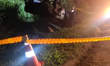 Acidente mata uma pessoa e deixa quatro feridos, na PR-490