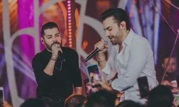 Guilherme & Benuto seguem a moda e regravam hits de duplas dos anos 1990 no EP ao vivo 'No meio do povo'