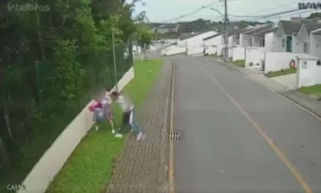 Mulher grávida é agredida por homem e cai desmaiada no Paraná; vítima estava acompanha de criança que assiste à violência