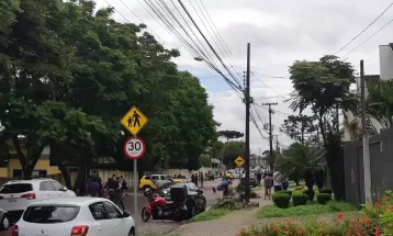 Mulher é morta a tiros pelo ex-companheiro ao deixar crianças em escola de Curitiba, diz polícia