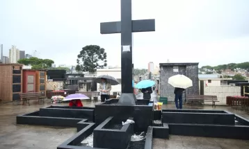 FOTOS: Dia de Finados em Curitiba tem missas e movimentação de milhares de pessoas em cemitérios; confira