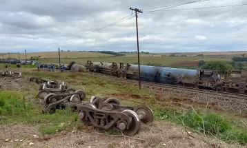 VÍDEO: Empresa retira trem que descarrilhou no Paraná; vagões carregavam 700 mil litros de óleo diesel