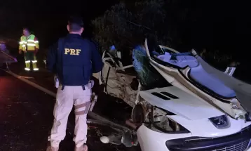 Motorista perde o controle, atravessa canteiro e bate de frente em veículo, segundo PRF; uma idosa morreu