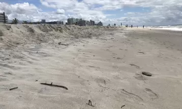 Morador registra 'degrau' de areia em Matinhos em trecho de praia que recebeu engorda