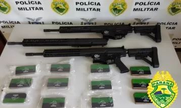 Homem é preso após PM apreender fuzis e maconha dentro de painel de carro no Paraná