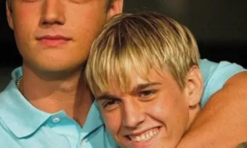 Nick Carter chora durante show do Backstreet Boys após morte do irmão; grupo faz homenagem a Aaron 