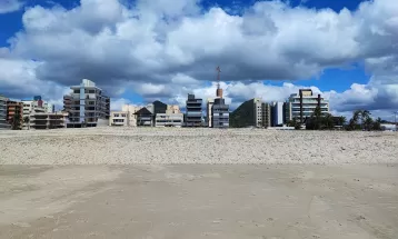 Alargamento da orla de Matinhos: engenheiro explica o que causou degrau na areia da praia