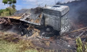 VÍDEO: Carreta é destruída por chamas após batida com carro em Ubiratã, diz polícia 