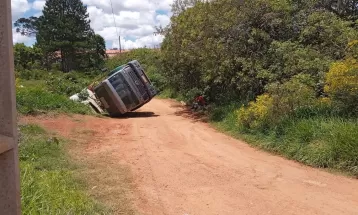 Caminhão tomba em riacho em Ponta Grossa; houve vazamento de diesel