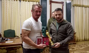 Sean Penn visita Zelenskiy na Ucrânia e empresta estatueta do Oscar a presidente 