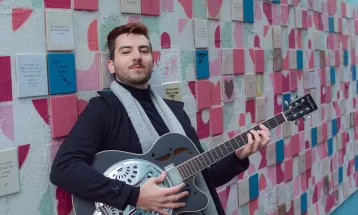 Aluno de Adriana Calcanhotto, Rubinho Vitti debuta solo em single com canção feita no curso da artista