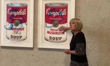 Ativistas colam as mãos em obra de Andy Warhol na Austrália