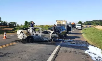 Homem morre e duas pessoas ficam feridas após carro pegar fogo em acidente na BR-373, em Ponta Grossa