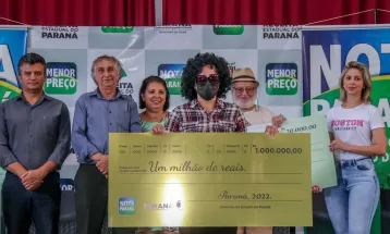 Mulher ganha R$ 1 milhão em sorteio a 13 dias do aniversário: 'Vou manter os pés firmes no chão, quitando a divida da casa'