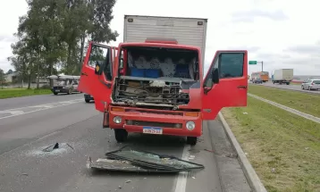 Acidente entre três caminhões causa lentidão na BR-376, em Curitiba