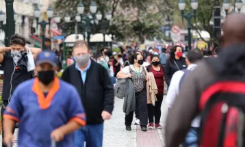 Média móvel de casos de Covid-19 em Curitiba registra aumento de 75% em uma semana, diz secretária de saúde