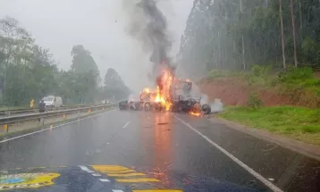 Caminhão carregado com bobinas de papel fica destruído após pegar fogo na BR-376