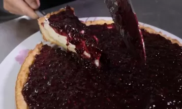 Aprenda a fazer uma torta saborosa com recheio de requeijão e cobertura de amora