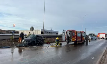 Três pessoas ficam feridas em acidente na marginal da BR-277, em Guarapuava; motoristas não tinham CNH, diz PRF