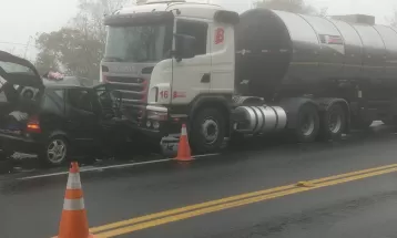 Motorista sem CNH morre após carro invadir pista contrária e bater de frente com caminhão na BR-376, diz PRF