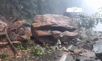 Trânsito em trecho da BR-277 está em meia pista nos dois sentidos por conta de deslizamento; entenda