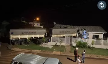 Casa é atingida por carreta em Guarapuava, diz polícia 