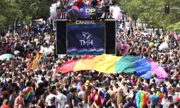 FOTOS: Parada da Diversidade reúne milhares de pessoas no Centro de Curitiba