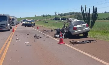 Uma pessoa morre após grave acidente entre carro e ônibus, em Ubiratã, diz PRF 