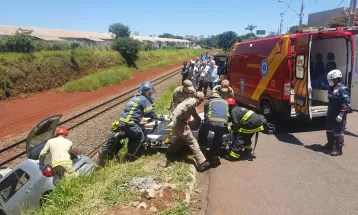 Motorista passa mal, perde controle do veículo e cai em barranco da linha de trem em Maringá, diz bombeiros