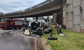 VÍDEO: Motorista perde controle e caminhão despenca de viaduto em Maringá 
