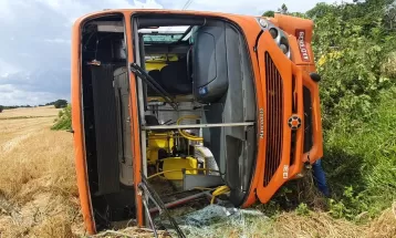 Dez pessoas ficam feridas após ônibus do transporte público de Ponta Grossa tombar em barranco