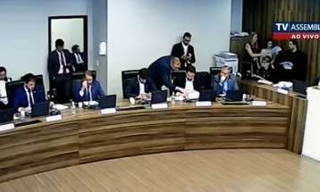 Projeto de lei no Paraná aumenta o salário de secretários estaduais para R$ 29,9 mil e fixa o do governador em R$ 33,7 mil; entenda