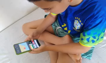 Menino de 12 anos memoriza bandeiras dos 196 países e bomba nas redes com curiosidades sobre participantes da Copa