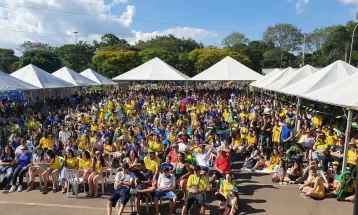 Torcedores pintam de verde e amarelo Vila Olímpica de Maringá na estreia da seleção brasileira na Copa; FOTOS