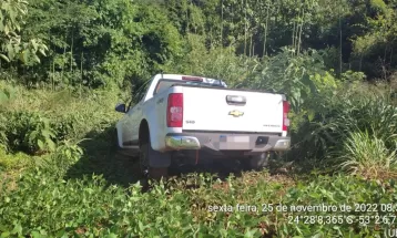 PM localiza caminhonete de mulher morta estrangulada em matagal em Ubiratã