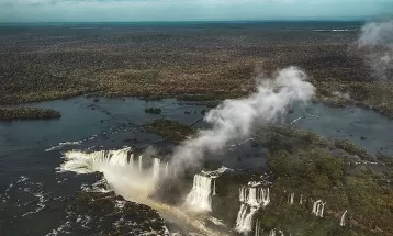Conheça o lado brasileiro e o argentino das Cataratas do Iguaçu, e saiba curiosidades das quedas consideradas uma das Maravilhas da Natureza