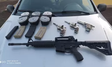 PRF apreende fuzil de origem turca, pistolas e mais de 600 quilos de maconha em carro roubado em Cornélio Procópio
