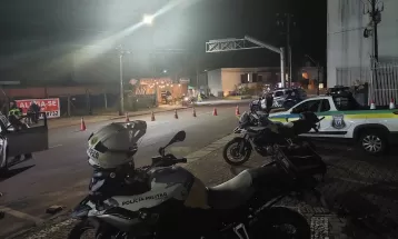 Motociclista é preso após fugir de blitz em Cascavel; 17 condutores foram autuados por dirigirem embriagados, diz GM