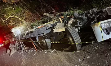 Homem fica gravemente ferido após caminhão em que dirigia bater contra barranco na PR-471