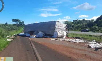 Carreta carregada com bobinas de papel tomba na PR-158, em Peabiru