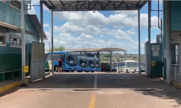 Incêndio destrói dois ônibus em pátio de empresa de transporte coletivo, em Cascavel