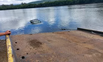 Dois carros caem em rios de União da Vitória; mergulhadores ajudam a resgatar veículo