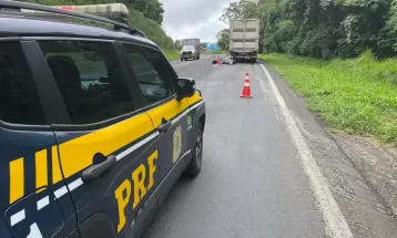 Motociclista de 24 anos morre após bater na traseira de caminhão parado na BR-277, diz PRF  