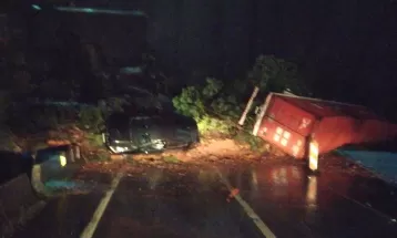 'Estrondo e o barulho, depois veio a terra tudo pra frente', diz motorista atingido por deslizamento na BR-376 em Guaratuba