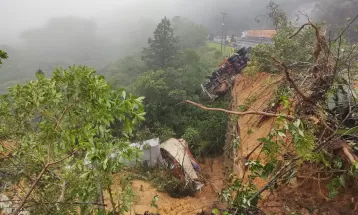 Bombeiros buscam desaparecidos após deslizamento arrastar 15 carros e 6 caminhões na BR-376